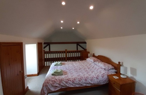 Polesworth Cottage | Idyllic Stables: Scenic Barn Conversion on a Working Farm