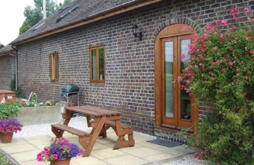 Polesworth Cottage | Idyllic Stables: Scenic Barn Conversion on a Working Farm