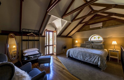 Langhorne Creek Bed & Breakfast | Experience The Stables BnB: Shiraz Suite in Langhorne Creek