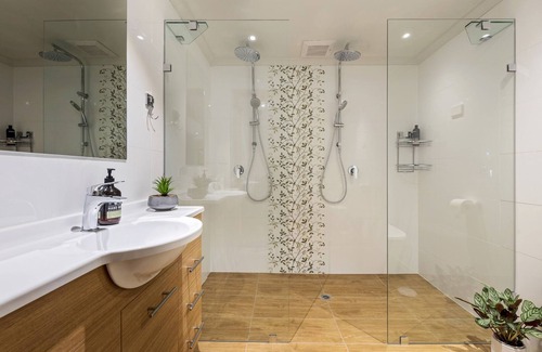 Langhorne Creek Bed & Breakfast | Experience The Stables BnB: Shiraz Suite in Langhorne Creek