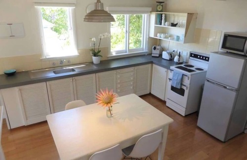 Dynnyrne House | Comfortable Retreat at The Stables - Steps from Shopping