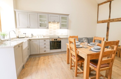 Tirabad Cottage | Discover The Stables: Family-Friendly Stay with Pool & Breakfast