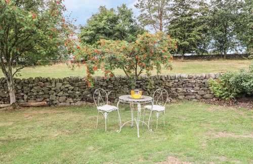 Winkhill Cottage | Explore The 'Stables': Pet-Friendly Retreat with Breakfast