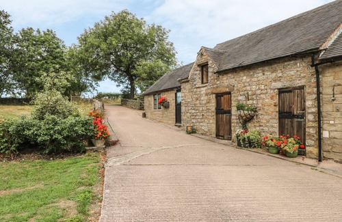 Winkhill Cottage | Explore The 'Stables': Pet-Friendly Retreat with Breakfast