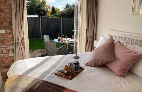 Lincoln House | Unforgettable Stays at The Stables with Hot Tub & Breakfast