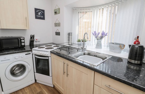 Marske-by-the-Sea Cottage | Discover The Stables: Family-Friendly with Breakfast Included