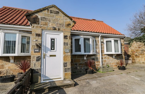 Marske-by-the-Sea Cottage | Discover The Stables: Family-Friendly with Breakfast Included