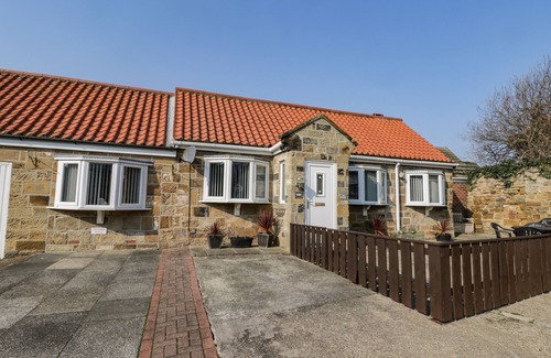 Marske-by-the-Sea Cottage | Discover The Stables: Family-Friendly with Breakfast Included