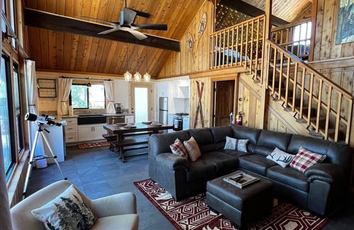 Upper Moonridge Cabin | Experience The Stargazer Chalet with Breathtaking Views!