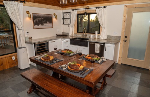 Upper Moonridge Cabin | Experience The Stargazer Chalet with Breathtaking Views!