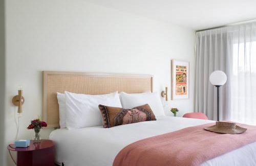 North Charleston Hotel | Discover Starlight Motor Inn: Oceanfront with Pool Access