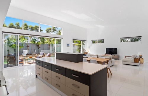 Kingscliff House | Spacious Station: 6-Bed Home with Pool for 13 Guests