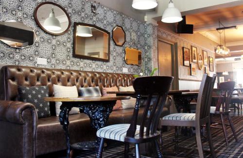 West Byfleet Hotel | Cozy Getaway at The Station: Family-Friendly & Breakfast Included