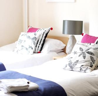 West Byfleet Hotel | Cozy Getaway at The Station: Family-Friendly & Breakfast Included