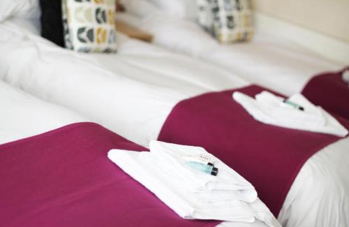 West Byfleet Hotel | Cozy Getaway at The Station: Family-Friendly & Breakfast Included