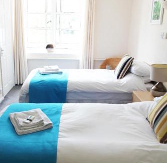 West Byfleet Hotel | Cozy Getaway at The Station: Family-Friendly & Breakfast Included
