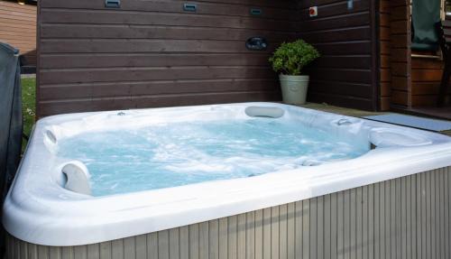 Kettlebridge Cabin | Experience The Steadings Log Cabins: Pet-Friendly Retreat