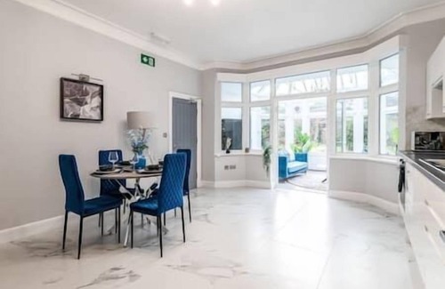 Brent Apartment | Modern London Room with Kitchen Near Wembley