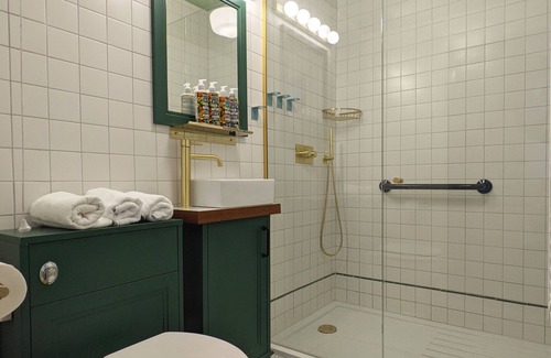 Hove Hotel | Family-Friendly Comfort at The Stirling Arms with Breakfast