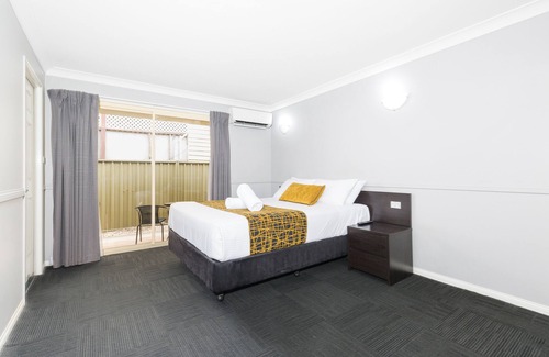 Rockhampton Hotel | Stirling Motel: Family-Friendly Stay with Ocean View Pool