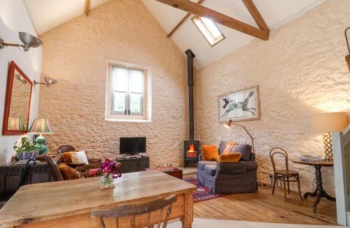 West Compton House | Discover The Stone Barn: Guest Rated 9/10 for Comfort