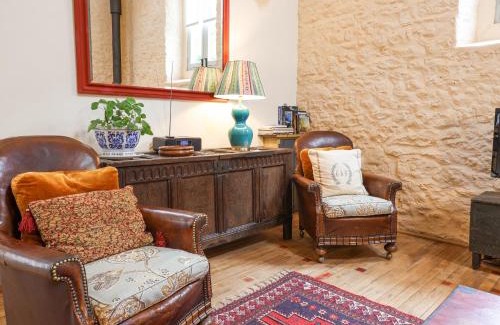 West Compton House | Discover The Stone Barn: Guest Rated 9/10 for Comfort