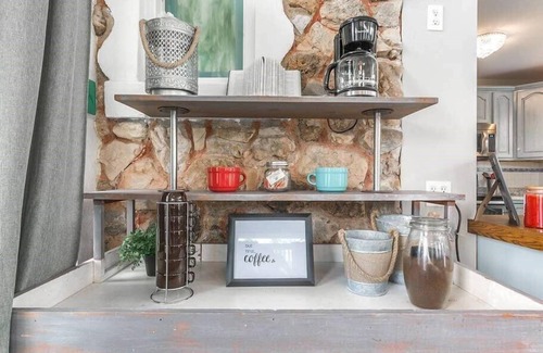 Hermann House | Explore The Stone Cottage: Family-Friendly with Breakfast