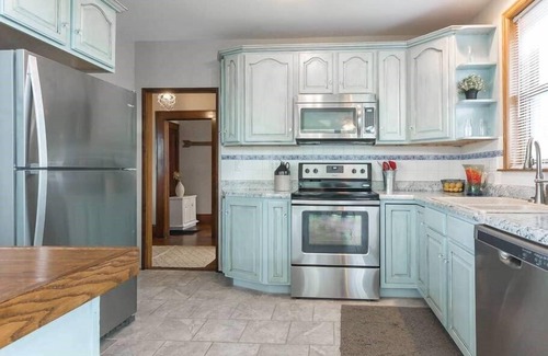 Hermann House | Explore The Stone Cottage: Family-Friendly with Breakfast