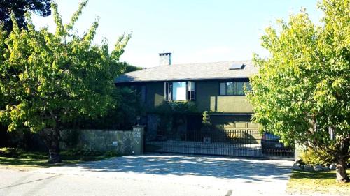 Richmond Bed & Breakfast | Experience The Stone Hedge Bed and Breakfast with Pool Access
