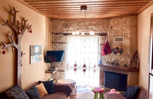 Karpenisi House | Pet-Friendly Getaway at The Stone House in Gorianades