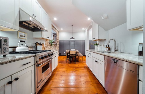Stockton House | Top-Rated Stone House in Downtown Stockton with Kitchen