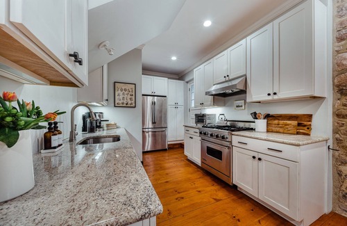 Stockton House | Top-Rated Stone House in Downtown Stockton with Kitchen