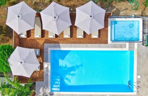Ano Korakiana House | Guest Rated 10/10: The Stone Villas with Pool & Hot Tub