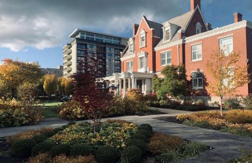 East Avenue Hotel | Experience The Strathallan: A 4-Star Family-Friendly Escape