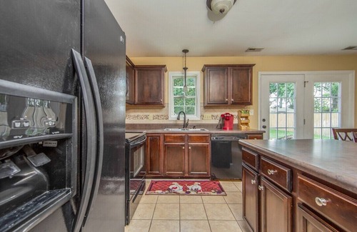 Fayetteville House | Discover The Strickland Stopover: Pet-Friendly Comfort Await