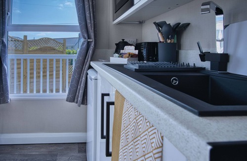 Amroth Apartment | Pet-Friendly 1 Bedroom Cabin with Pool in Amroth