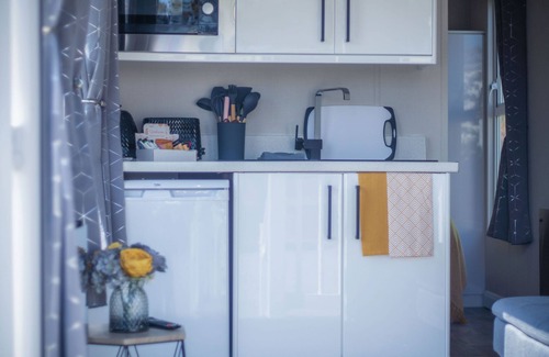 Amroth Apartment | Pet-Friendly 1 Bedroom Cabin with Pool in Amroth