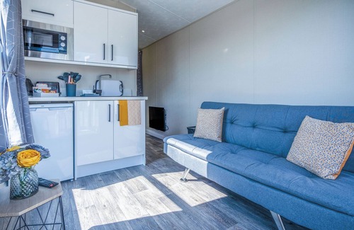 Amroth Apartment | Pet-Friendly 1 Bedroom Cabin with Pool in Amroth