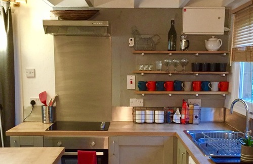 Basingstoke Cottage | Cozy Tiny House Retreat in Central Basingstoke with Pool
