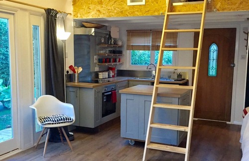 Basingstoke Cottage | Cozy Tiny House Retreat in Central Basingstoke with Pool