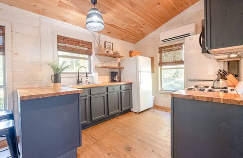 Newnata Cabin | Discover The Studio: A Perfect Ozark Hideaway