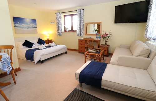 Callington Cabin | Relaxing Retreat with Firepit, BBQ & Scenic Coast Access