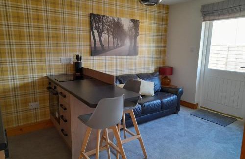 Glen Urquhart Apartment | Inviting Stay at The Studio with Delicious Breakfast Included