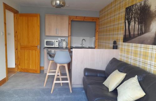 Glen Urquhart Apartment | Inviting Stay at The Studio with Delicious Breakfast Included