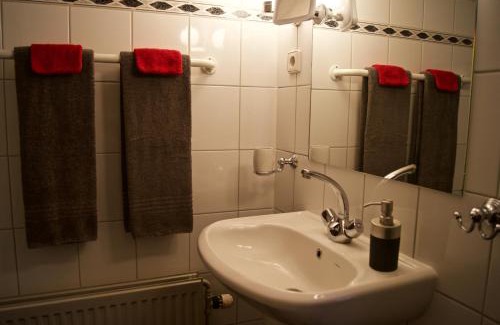 Volendam House | Discover The Studio Guesthouse: Family-Friendly Retreat