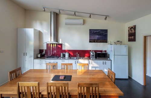 Darley House | Ideal Studio for 8 in Bacchus Marsh - Pet Friendly & Pool