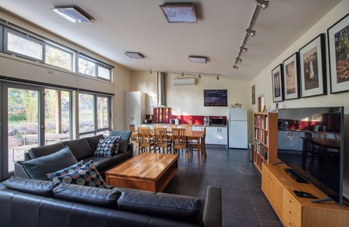 Darley House | Ideal Studio for 8 in Bacchus Marsh - Pet Friendly & Pool