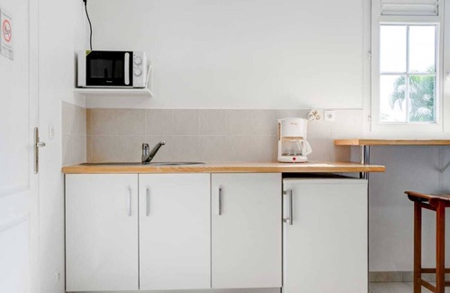 Tartane Apartment | Inviting Studio Mahoganys with Ocean Views in Caravelle