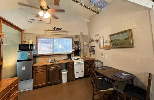 Marble Falls House | Cozy Retreat at The Studio on Hamilton Creek with Breakfast