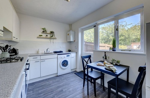 Bletchley Other | Relaxing Eco-Friendly Short Term Let with Parking & Kitchen